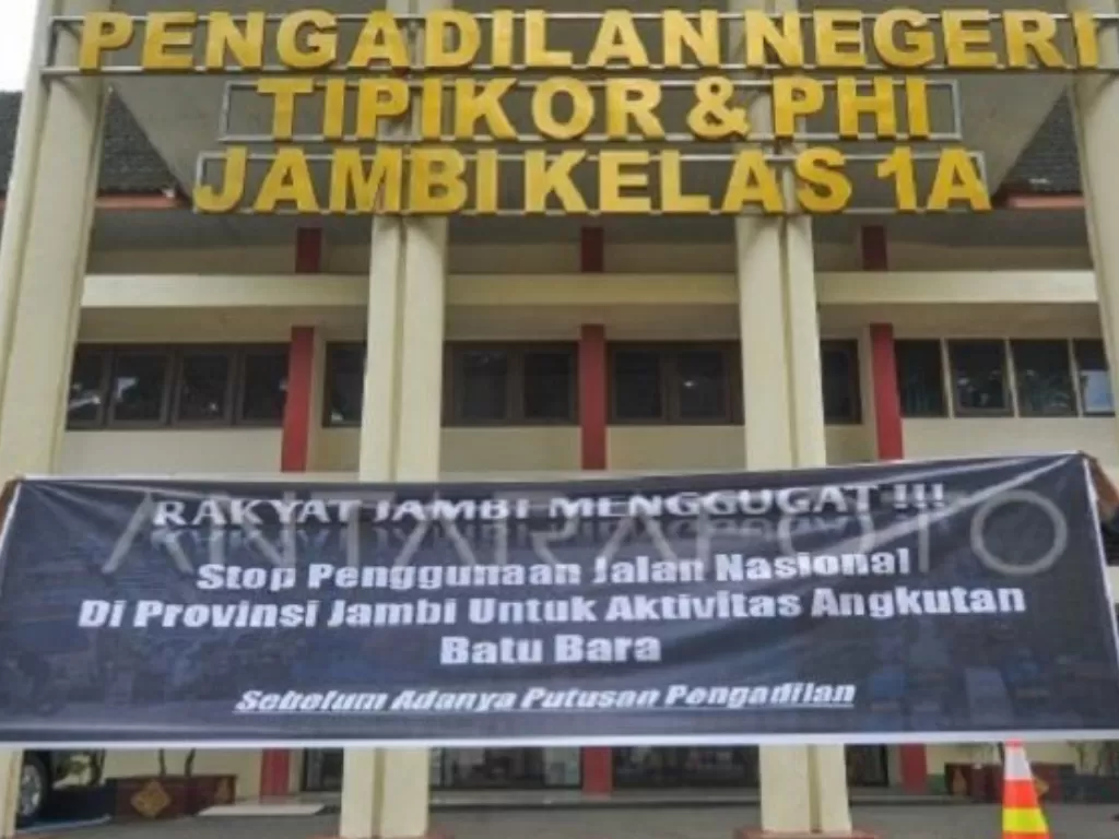 Massa Aliansi Masyarakat Jambi menggugat pemerintah pusat ke Pengadilan Negeri Jambi, karena  jalan rusak akibat angkutan batu bara. (ANTARA FOTO/Wahdi Septiawan)