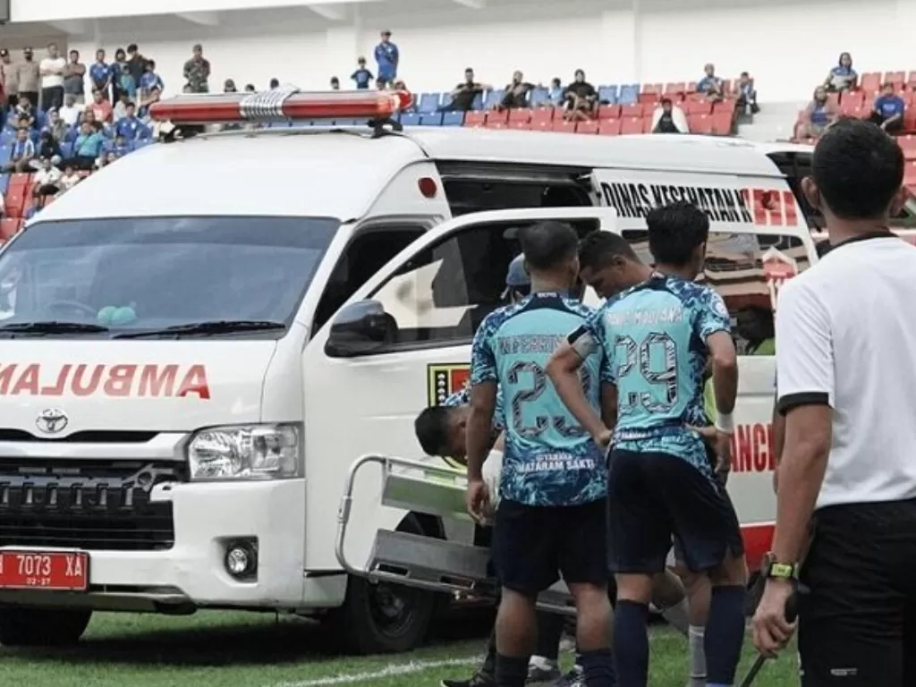Ambulans membawa pemain Madura United FC, Ricki Ariansyah, ke rumah sakit. (Instagram/@maduraunited.fc) 
