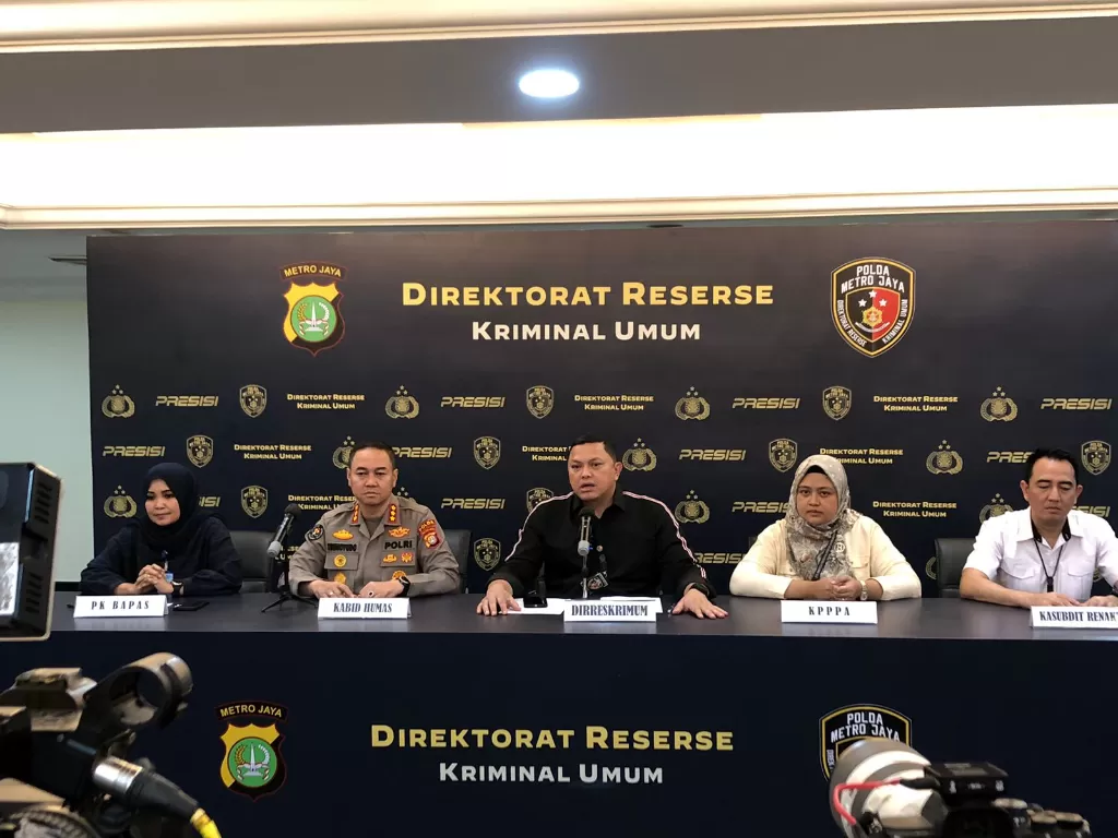 Konferensi pers Polda Metro Jaya terkait penahanan kekasih Mario Dandy, AG di Polda Metro Jaya, Jakarta  (INDOZONE/Samsudhuha Wildansyah)