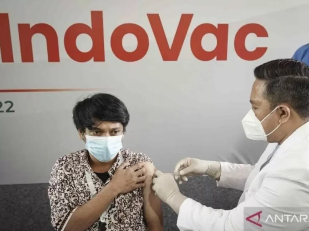 Warga melakukan vaksin COVID-19. (ANTARA/HO-Indra Arief Pribadi)