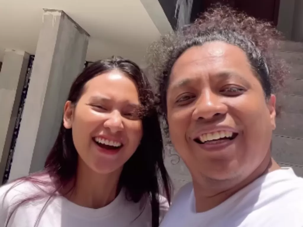 Aktris Indah Permatasari dan suaminya Arie Kriting sedang lihat-lihat perkembangan pembangunan rumah baru mereka. (Instagram/arie_kriting)