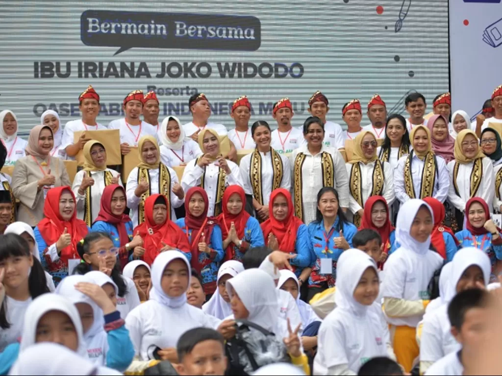 Ibu Negara, Iriana Joko Widodo dan OASE KIM bermain permainan tradisional demi dukung gerakan Sekolah Sehat. (Dok. OASE KIM))