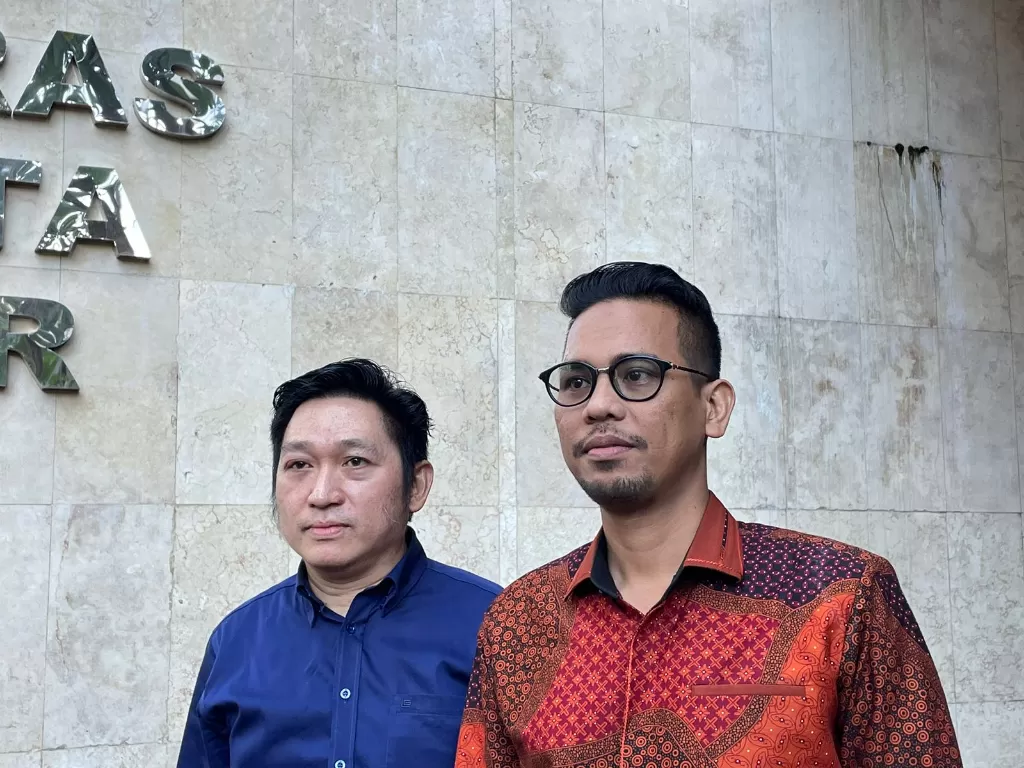 Pengacara Mario Dandy, Basri (kemeja merah) dan Dolfie Rompas (kemeja biru) di Mapolda Metro Jaya, Jakarta. (INDOZONE/Samsudhuha Wildansyah).