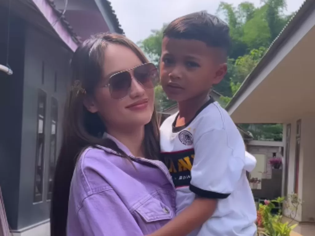 Cinta Laura bersama anak asuhnya di Jember, Habib Firdaus. (Instagram/claurakiehl)