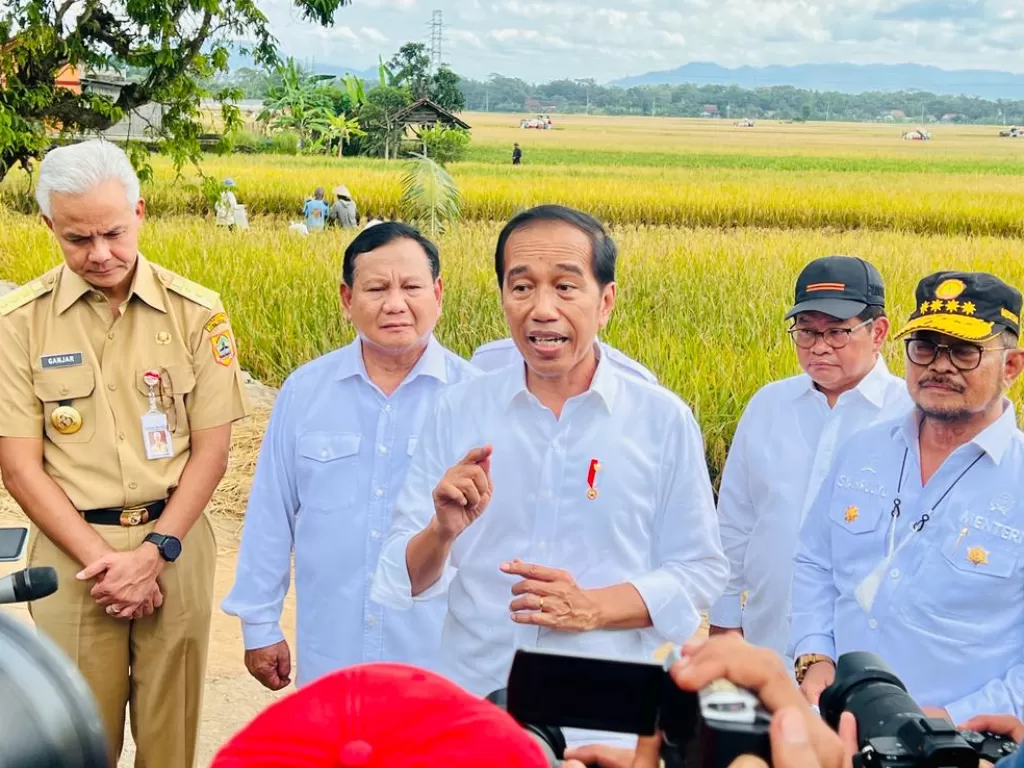 Saat Presiden Jokowi Panen Bersama Menteri Pertanian di Kebumen. (Dok. Humas Kementan)