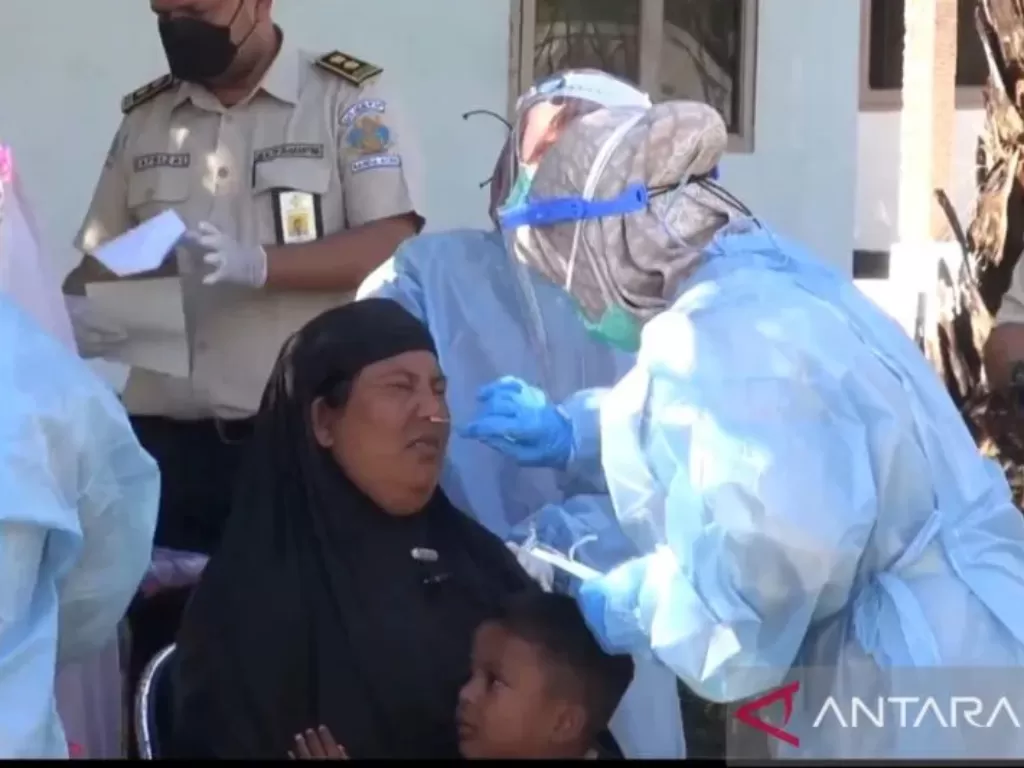 Pengungsi Rohingya saat menjalani tes kesehatan di tempat penampungan sementara, di Aceh Besar, Senin (10/1/2023) (ANTARA/HO)