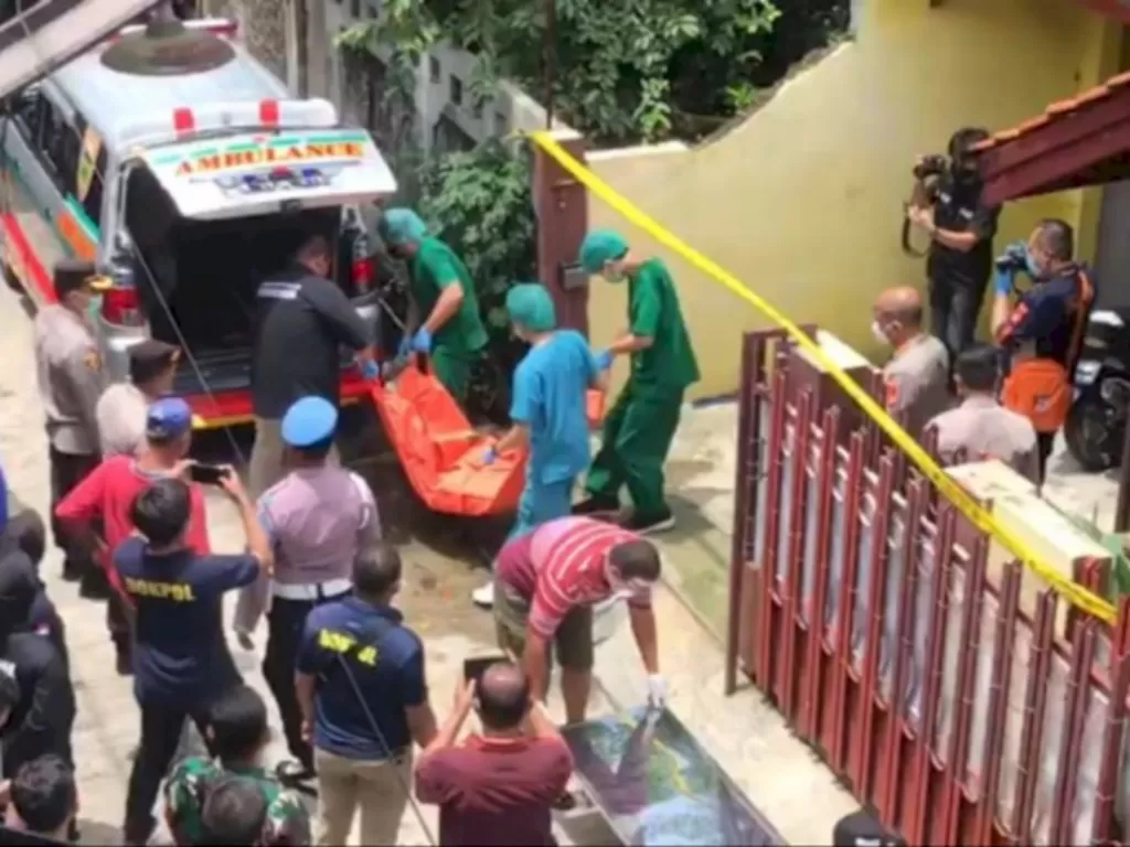 TKP penemuan 2 mayat wanita dicor semen di Bekasi. (Z Creators/Ridwan)