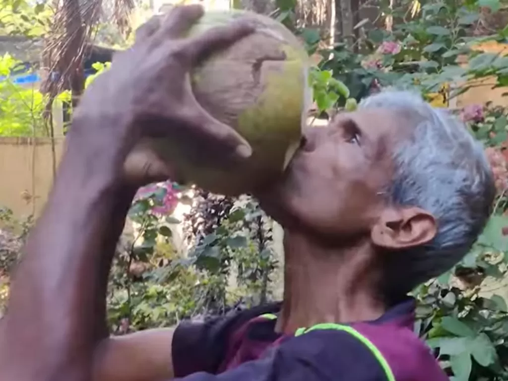 Balakrishnan Palayi, pria India bisa bertahan hidup 28 tahun cuma makan kelapa. (The Better India)