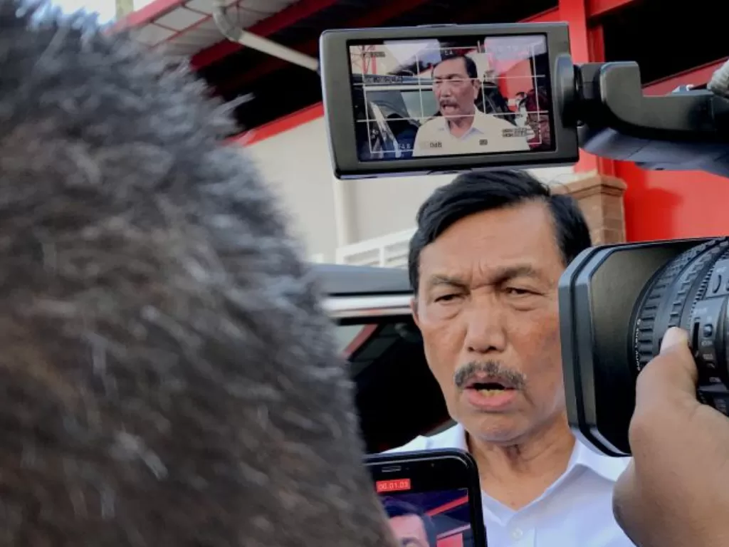 Menko Marves RI Luhut Binsar Pandjaitan memberi keterangan kepada media selepas meninjau TPST Kesiman Kertalangu di Denpasar, Bali, Kamis (9/3/2023). (ANTARA/Genta Tenri Mawangi)