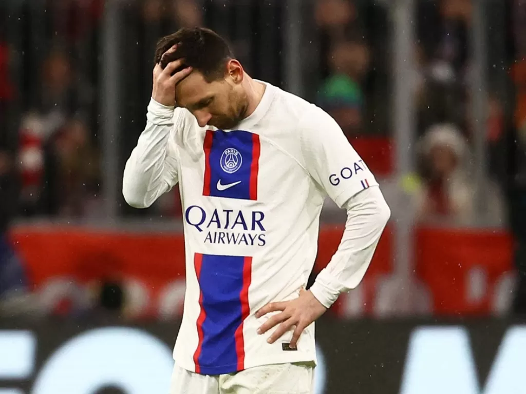 Lionel Messi tertunduk lesu (REUTERS/Kai Pfaffenbach)