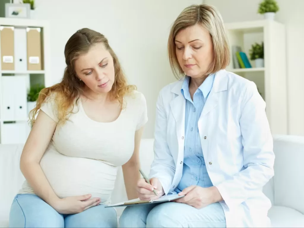 Ilustrasi ibu hamil konsultasi dengan dokter (Freepik/Pressfoto)