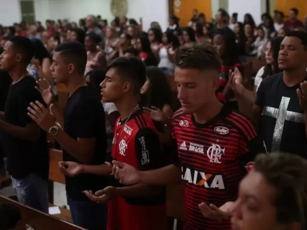Misa untuk mendoakan korban kebakaran asrama Flamengo (REUTERS)