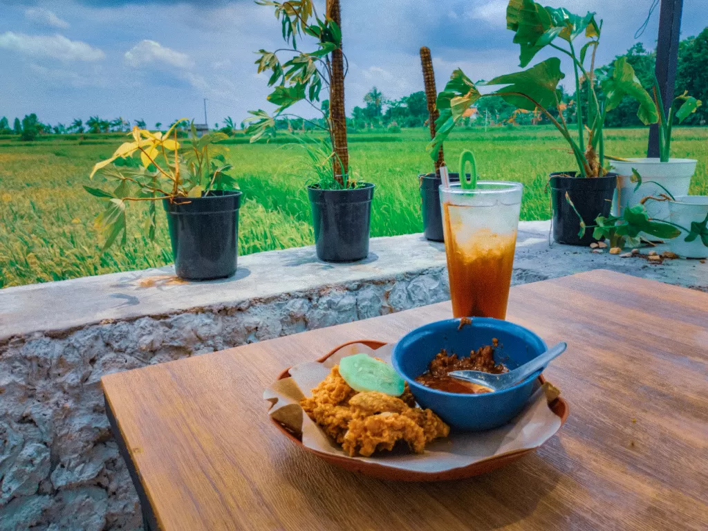 Kedai Tok-Patok sediakan ayam crispy dengan pemandangan sawah hijau. (Z Creators/Deni Agustian)