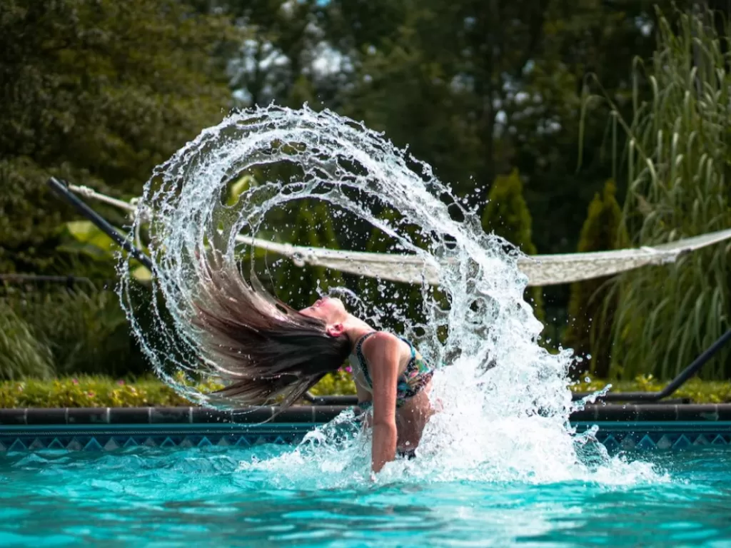 Seorang wanita sedang berenang. (Unsplash/Chris Hardy)