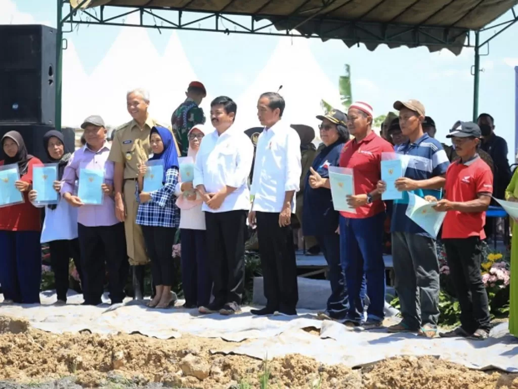 Presiden Jokowi didampingi Gubernur Jateng Ganjar Pranowo menyerahkan 1.043 sertifikat tanah kepada warga Blora. (Dok. Ganjar Pranowo)
