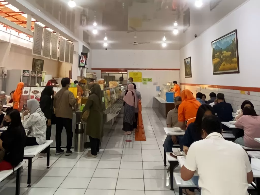 Suasana rumah makan Lotek Kalipah Apo di Bandung. (Z Creators/Irma Purnama Putri)