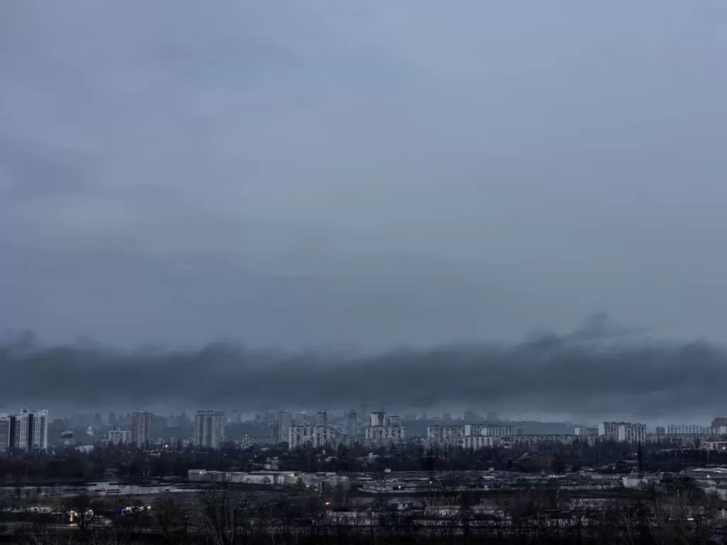 Kepulan asap di atas kota Kiev, Ukraina, setelah Rusia membombardir dengan berbagai rudal, termasuk rudal hipersonik Kinzhal yang membuat Ukraina kewalahan. (REUTERS/Vladyslav Sodel)