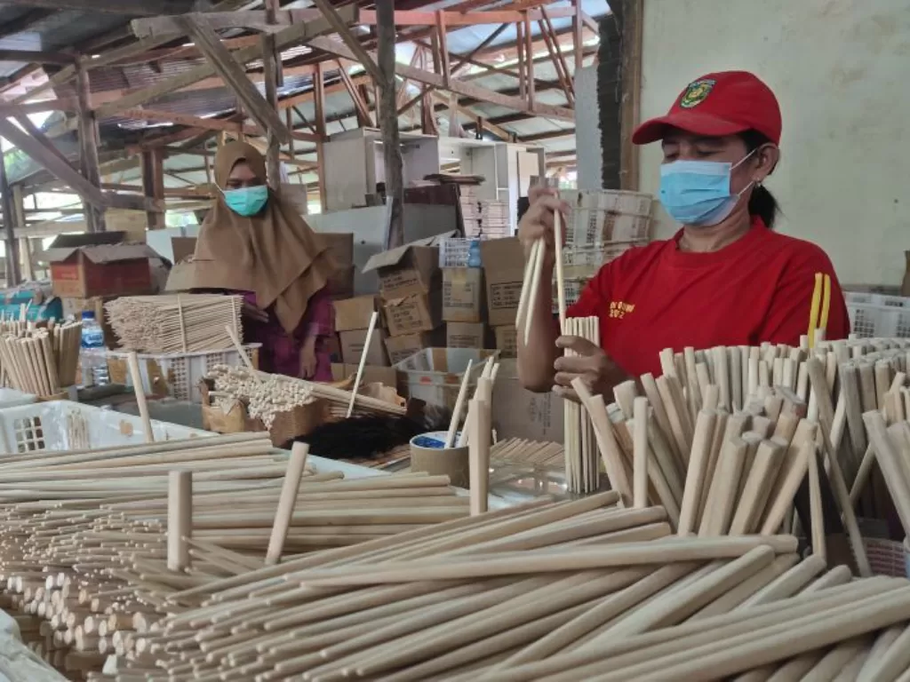 Salah seorang eksportir dengan tujuan Jepang, Ruth Sri MA menunjukkan sumpit di Sentra Industri Temanggung Tilung, Kota Palangka Raya. (ANTARA/Rendhik Andika)
