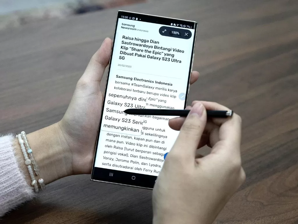 S Pen di Samsung Galaxy S23 Ultra memiliki banyak fungsi tak cuma untuk menulis dan menggambar, tapi bahkan bisa berfungsi sebagai remote hingga kaca pembesar. (Samsung)