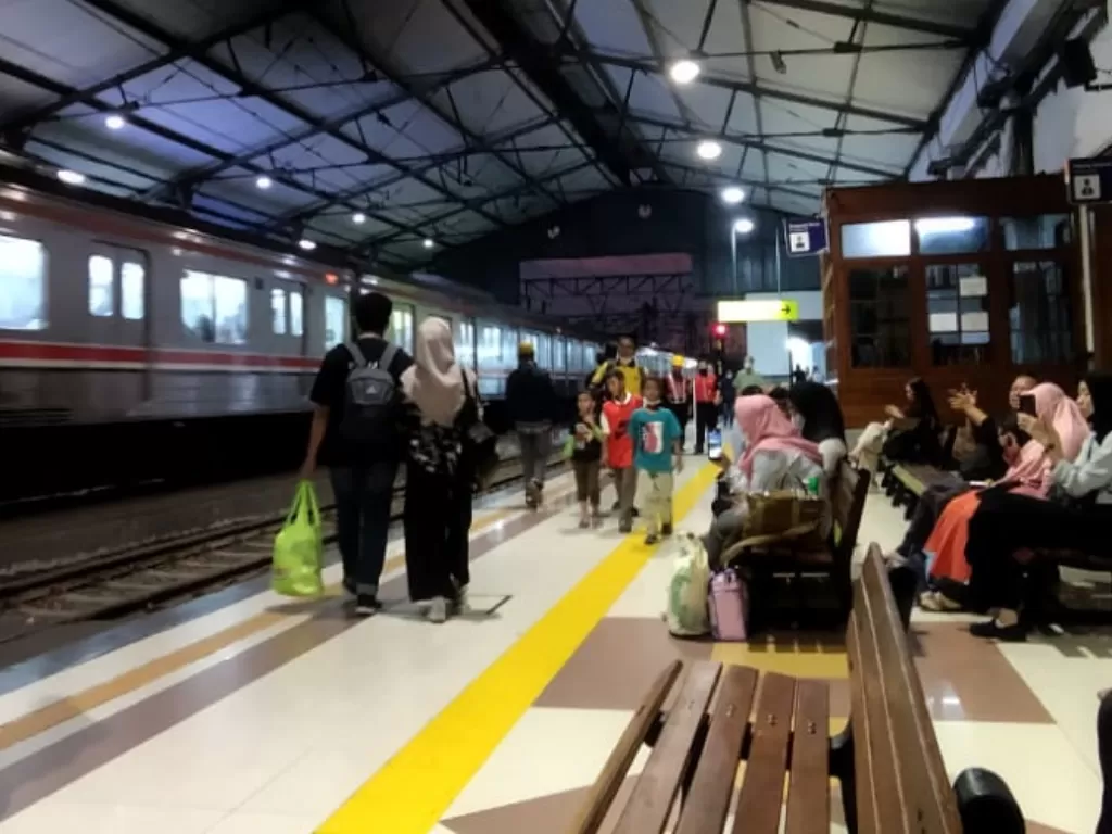Sejumlah penumpang bersiap naik transportasi umum KRL di Stasiun Bogor (Indozone/Putri Surya)