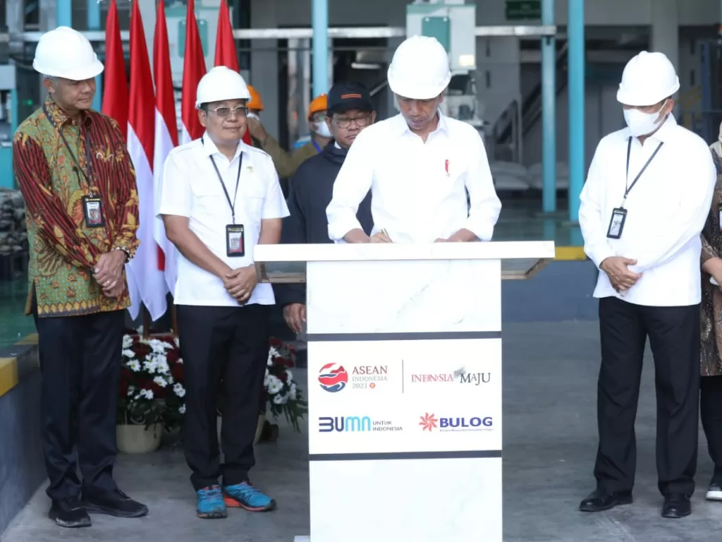 Gubernur Jateng, Ganjar Pranowo (kiri) menemani Presiden Jokowi. (Istimewa)