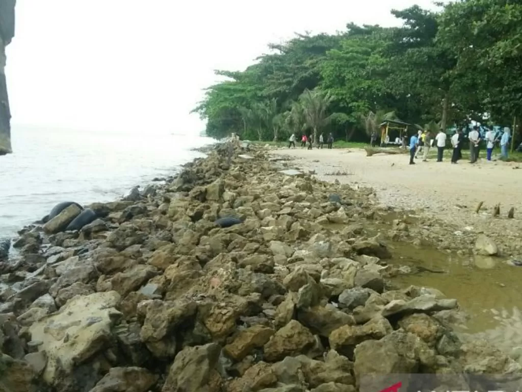 Tim dari BWS Kalimantan IV Samarinda dan anggota TKPSDA Kaltim mengunjungi Pantai AURI Balikpapan, Jumat (10/3/2023). (ANTARA/M. Ghofar).