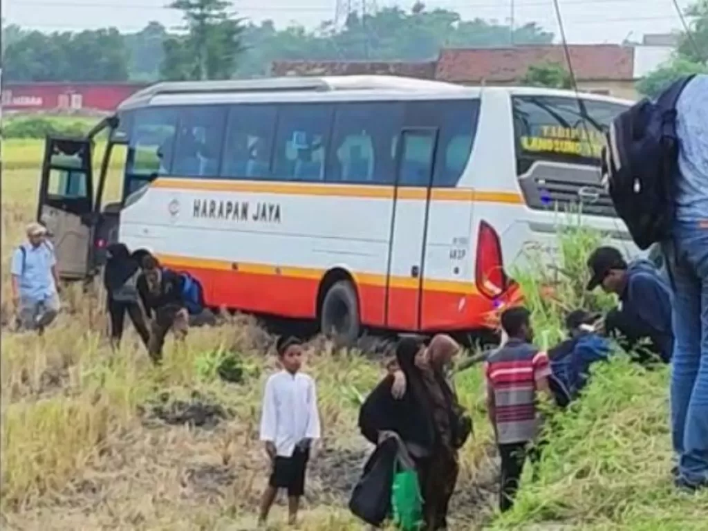 Bus terperosok ke sawah setelah hampir bertubrukan dengan bus lain di jalan raya Desa Mekikis, Kecamatan Purwoasri, Kabupaten Kediri, Jawa Timur, Jumat (10/3/2023). (ANTARA/ HO-warga)\