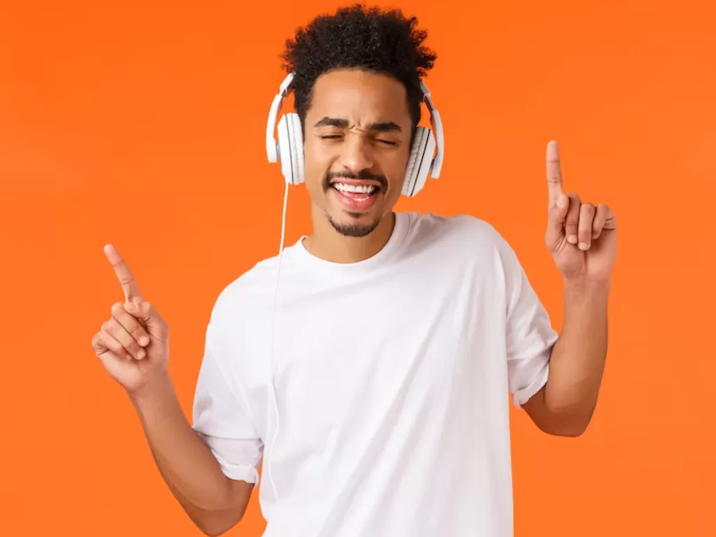 Ilustrasi orang mendengarkan musik pakai headphone (Freepik/Benzoix)