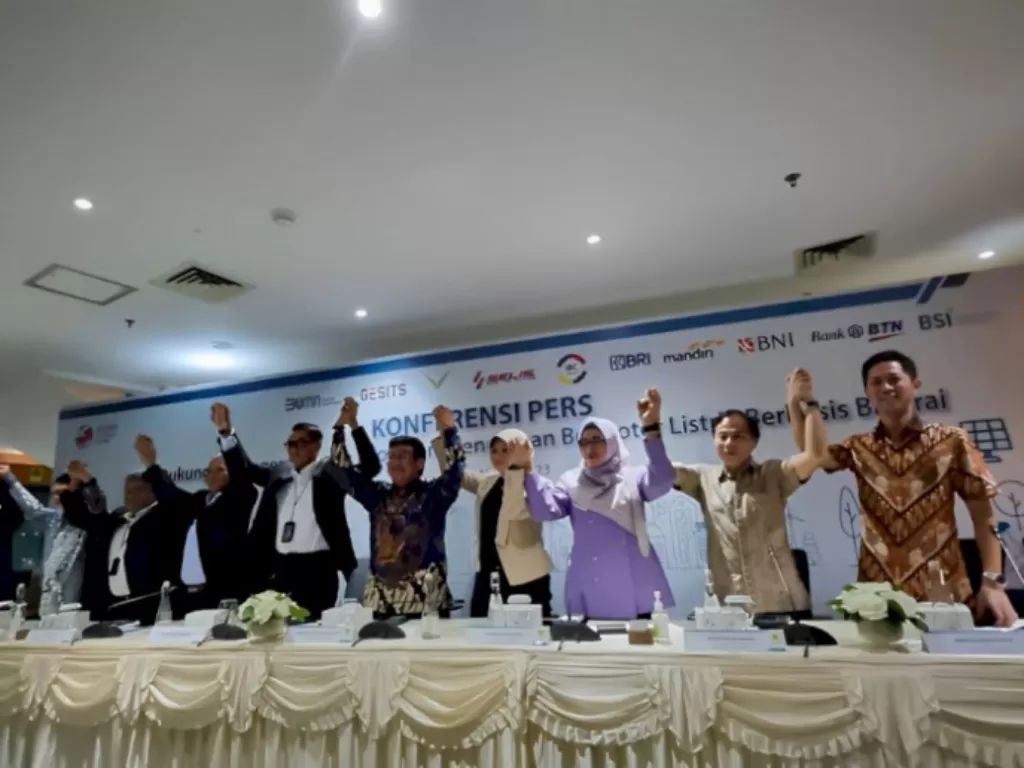 Konferensi pers Dukungan Pengembangan Ekosistem Kendaraan Bermotor Listrik Berbasis Baterai di Kantor Pusat PLN, Jakarta, Jumat (10/3/2023). (INDOZONE/Arvi Resvanty)