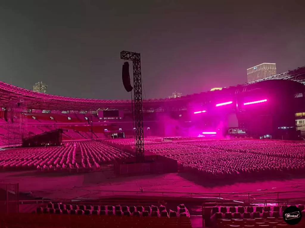 Nuansa warna pink di stadium utama GBK jelang konser Blackpink. (Twitter/hurlyblinkk).