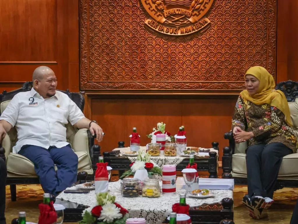 Ketua DPD RI AA LaNyalla Mahmud Mattalitti dan Gubernur Jawa Timur Khofifah Indar Parawansa. (Dok. DPD RI)