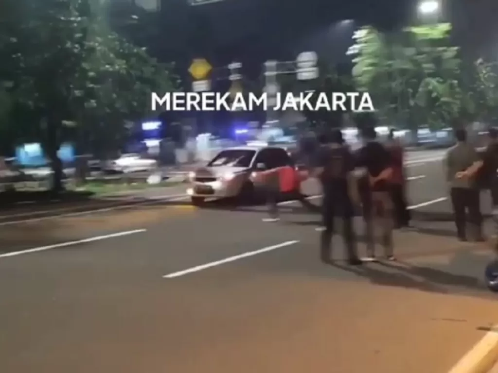 Mobil dilempar batu oleh warga di Grogol (Instagram/@merekamjakarta)