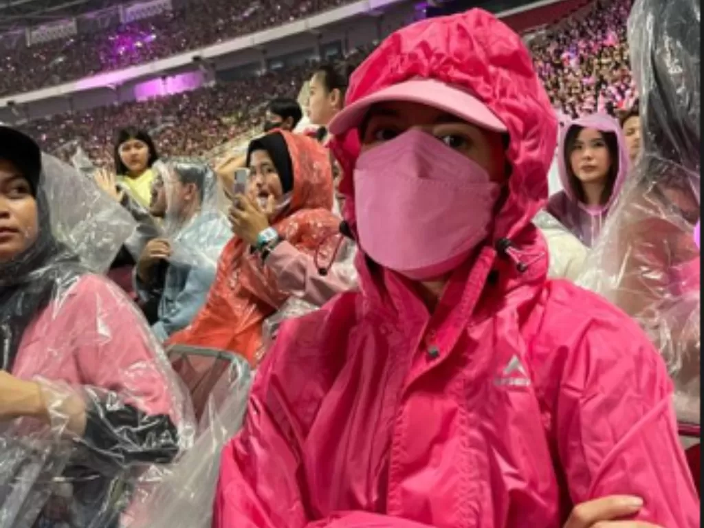 Pevita Pearce pakai jas hujan pink di konser BLACKPINK. (Screenshoot/Instagram Story/@pevpearce)