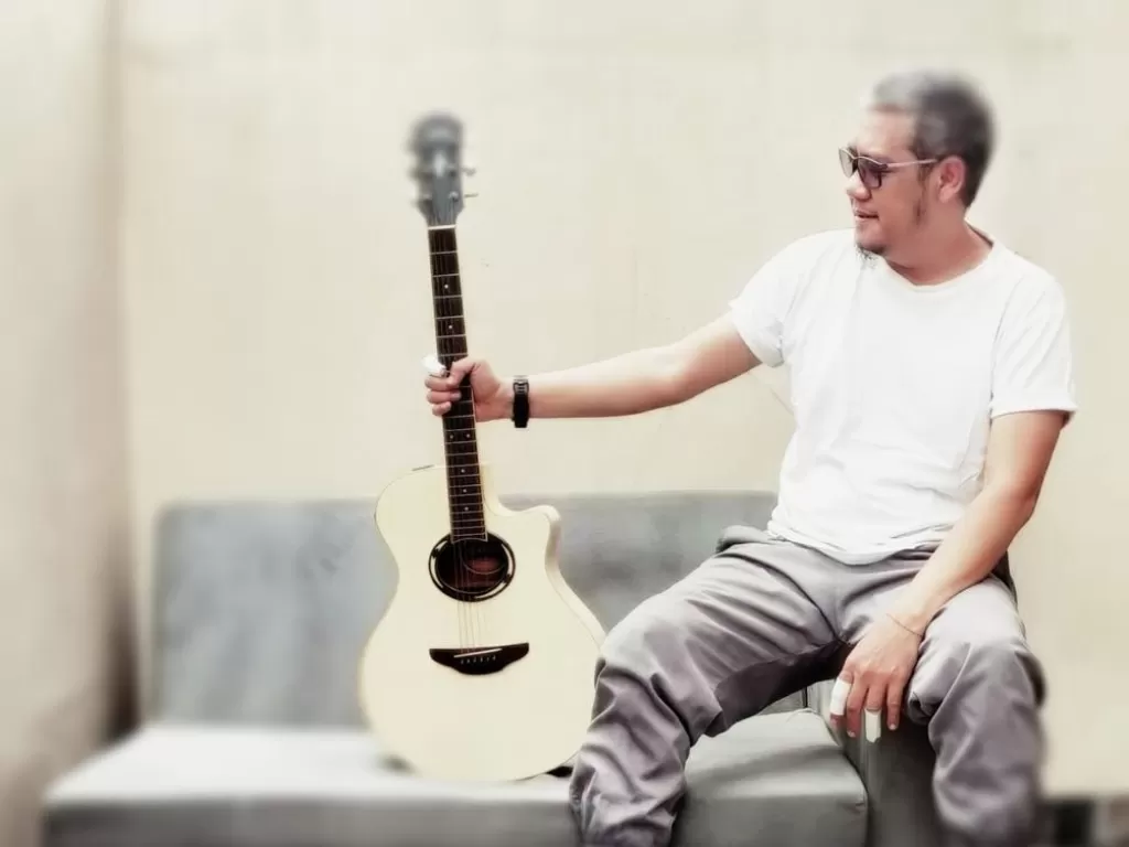 Raf merilis single 'Kisah Lama' setelah membiarkan hasrat musiknya mengendap dengan menjadi jurnalis selama puluhan tahun. (Ist.)