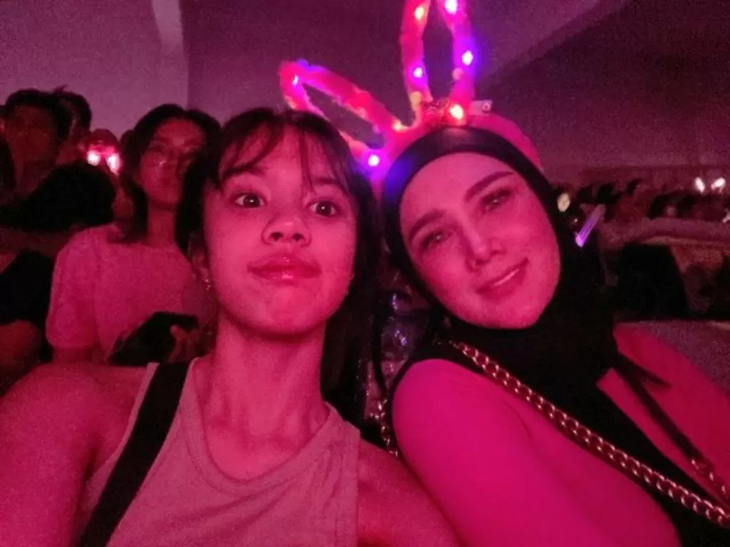 Mulan Jameela dan putrinya Shafeea Ahmad saat menonton konser BLACKPINK di Stadion Gelora Bung Karno, Jakarta, Minggu (12/3/2023). (Instagram/@mulanjameela1)