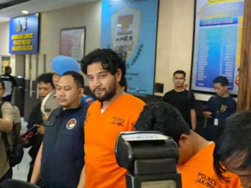 Ammar Zoni mengenakan baju tahanan usai ditetapkan tersangka penyalahgunaan narkoba, Jakarta. (ANTARA/Luthfia Miranda Putri)