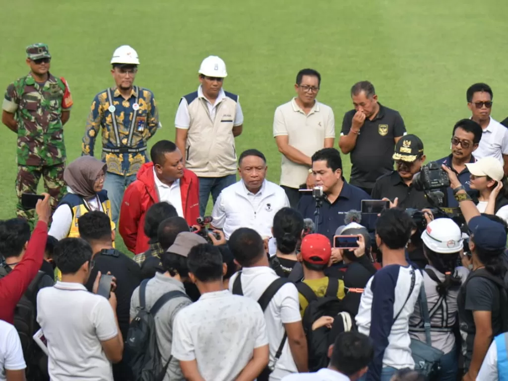 Menpora RI Zainudin Amali mendampingi Ketua Umum PSSI Erick Thohir meninjau kesiapan Stadion Kapten I Wayan Dipta, Kabupaten, Gianyar, Bali. (Kemenpora.go.id/bagus)
