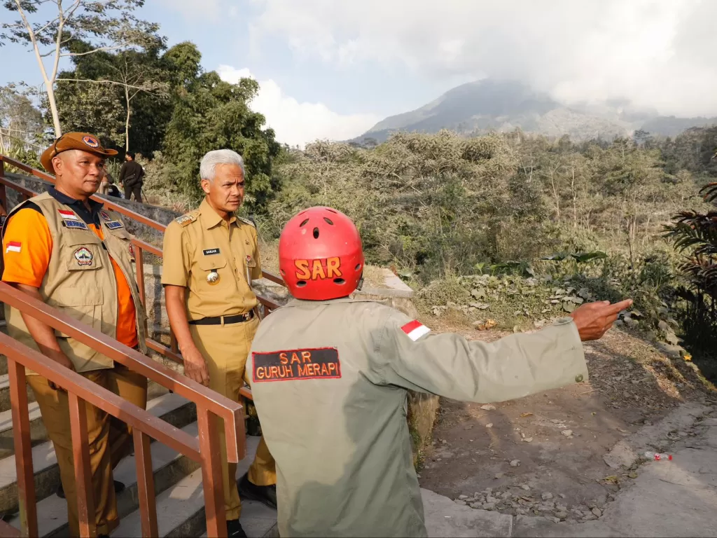Gubernur Jawa Tengah Ganjar Pranowo memantau aktivitas Gunung Merapi di Pos Pengamatan Gunung Merapi Babadan, Kabupaten Magelang. (Ist)