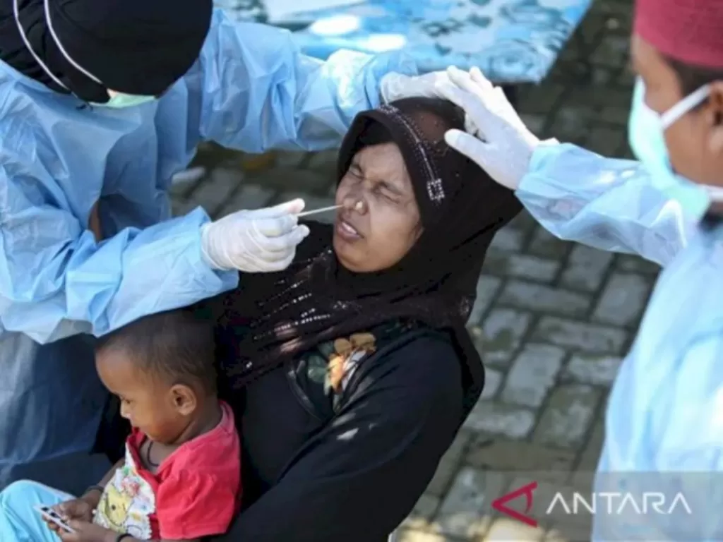 Petugas Kantor Kesehatan Pelabuhan (KKP) Kelas II Banda Aceh mengambil sampel swab antigen COVID-19 terhadap pengungsi etnis Rohingya. (ANTARA/Khalis Surry)