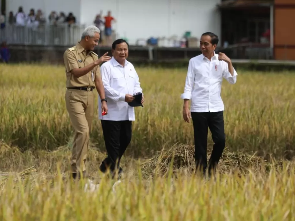 Gubernur Jawa Tengah Ganjar Pranowo (kiri), Menteri Pertahanan Prabowo Subianto (tengah) dan Presiden Jokowi (kanan). (Sekretariat Presiden)