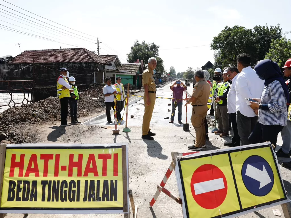 Gubernur Jawa Tengah Ganjar Pranowo saat mengecek perbaikan jalan. (Dok. Pribadi)