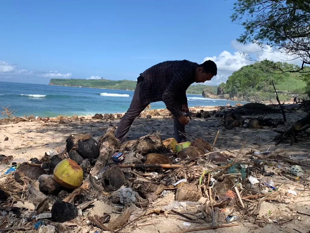 Sampah-sampah yang berserakan tak terurus di Pantai Gondo Mayit, Kabupaten Blitar. (Foto: Z Creators/Muhammad Thoha Ma’ruf)