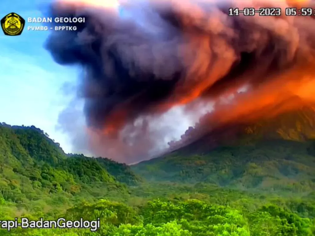 Gunung Merapi keluarkan awan panas. (twitter@bpptkg)