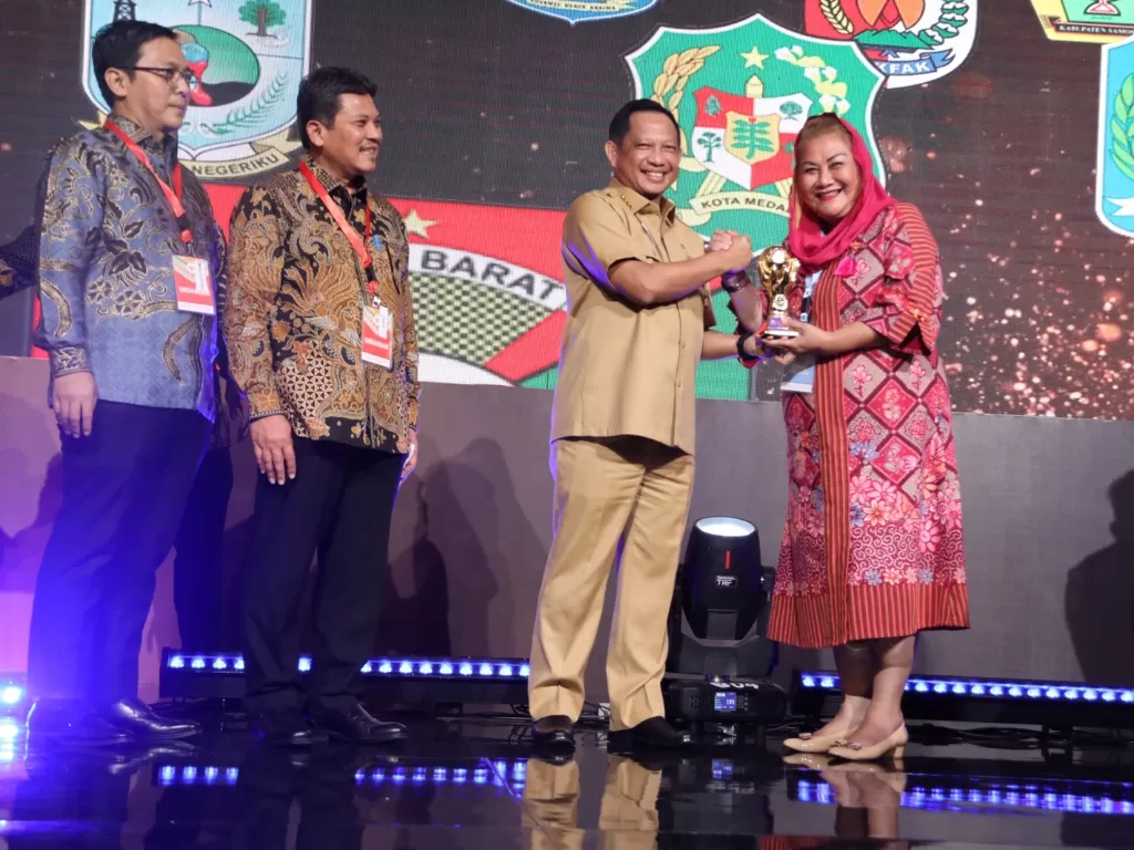 Mbak Ita Wali Kota Semarang saat menerima penghargaan. (Dok. Pemkot Semarang)