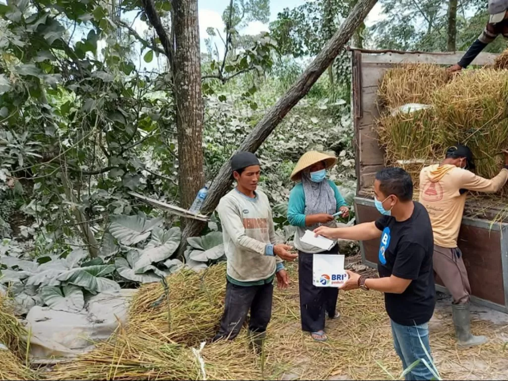 BRI berikan bantuan kepada korban erupsi Gunung Merapi. (Dok. Humas BRI)