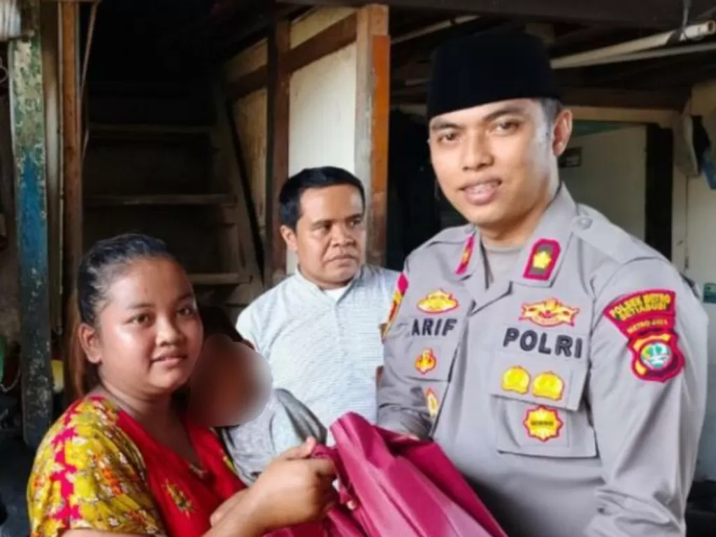 Kapolsek Metro Setiabudi Kompol Arif Purnama Oktora memberikan bantuan kepada anak terduga stunting, Jakarta. (ANTARA)