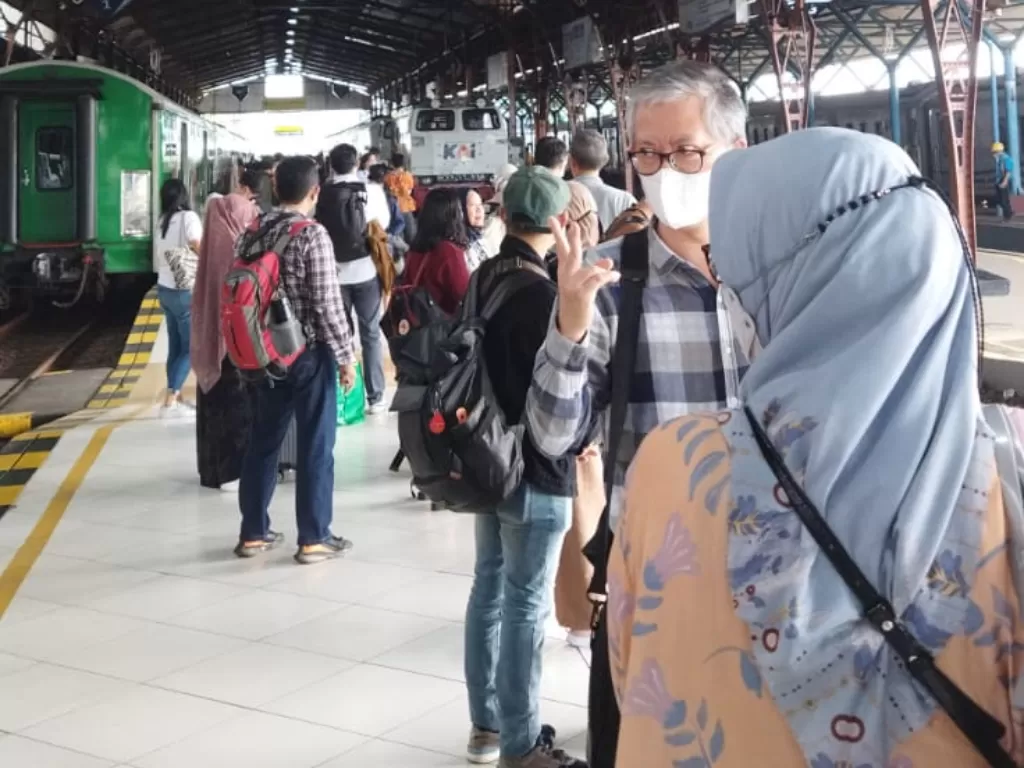 Ilustrasi penumpang menunggu kereta api di peron Stasiun Purwokerto (Indozone/Putri Surya)