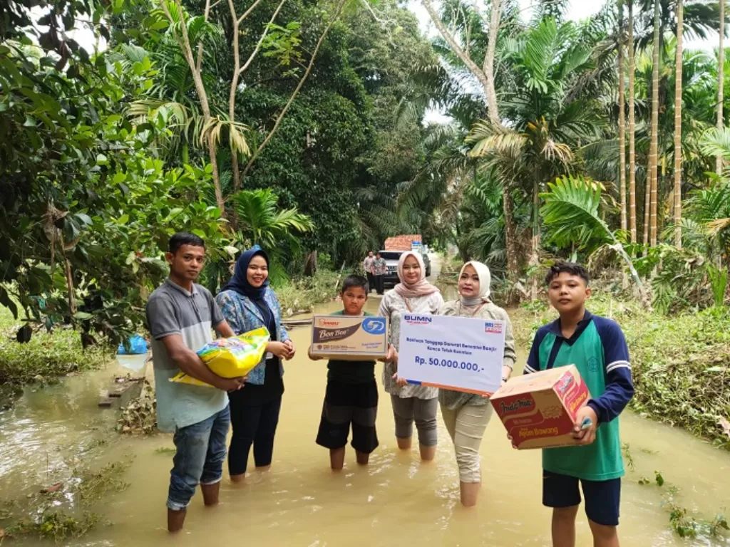 BRI memberikan bantuan kepada para korban bencana banjir di Tanah Air. (Dok. Humas BRI)