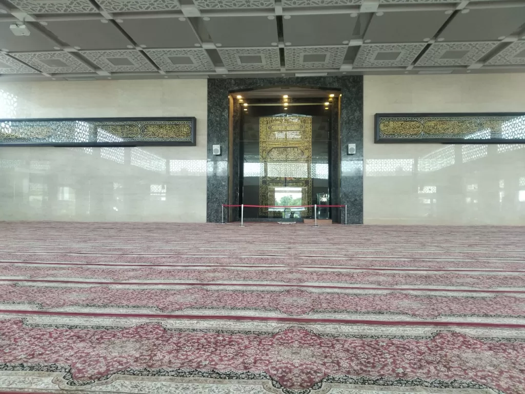 Indahnya Kiswah Kabah di Masjid Namira Lamongan (Z Creators/Amirul Mukminin)