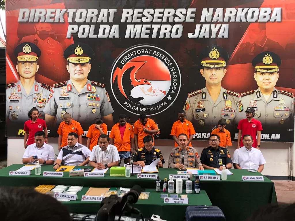 Konferensi pers Polda Metro Jaya kasus kokain cair di Mapolda Metro Jaya, Jakarta (INDOZONE/Samsudhuha Wildansyah)
